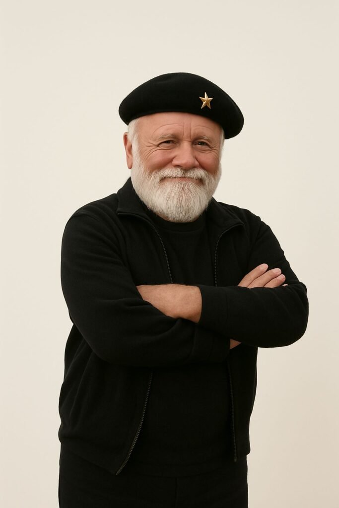 Mann in schwarzer Kleidung mit verschränkten Armen